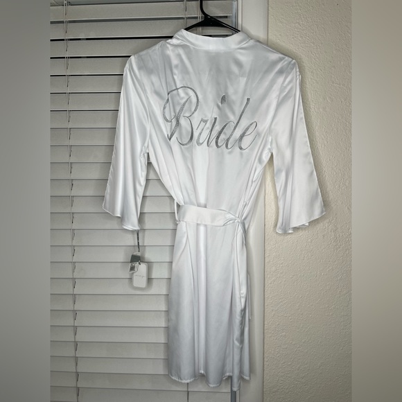 NEW WHITE BRIDE ROBE WITH TAGS - Picture 1 of 3
